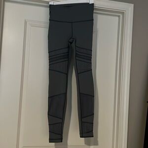 Women’s Lulu Lemon leggings size 4 - grey mesh